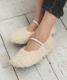ストラップボアパンプス