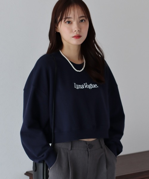 BLUEEAST（ブルーイースト）の「Lunaロゴ刺繍クロップドスウェット（スウェット・レディース・ネイビー/ベージュ/グレー・MEDIUM）」の4枚目の写真