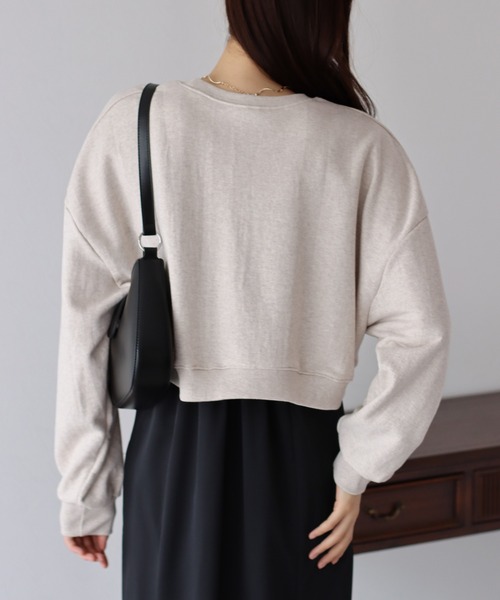 BLUEEAST（ブルーイースト）の「Lunaロゴ刺繍クロップドスウェット（スウェット・レディース・ネイビー/ベージュ/グレー・MEDIUM）」の13枚目の写真