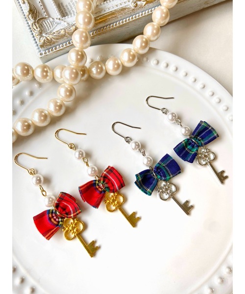 tone（トーン）の「【MUURABBTI】チェックリボンと鍵のピアス(MA)（ピアス（両耳用）・レディース・グリーン/レッド・FREE）」の3枚目の写真