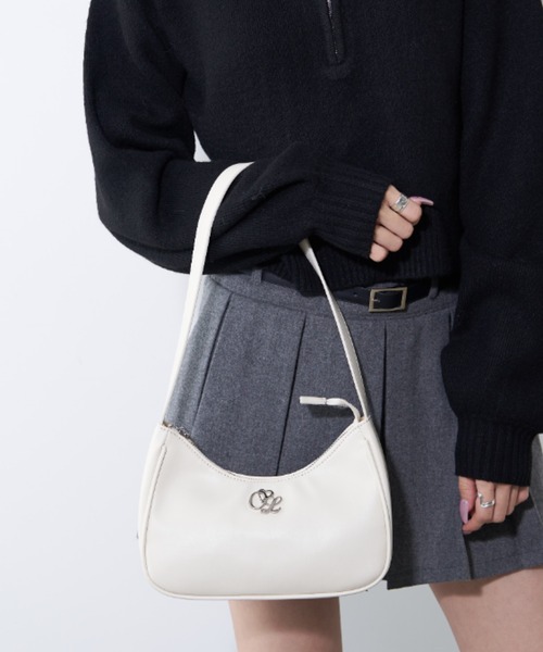 OLIVE des OLIVE(オリーブデオリーブ)の「エンブレム付ホーボーバッグ(ショルダーバッグ・レディース・アイボリー/ブラック・FREE)」の6枚目の写真