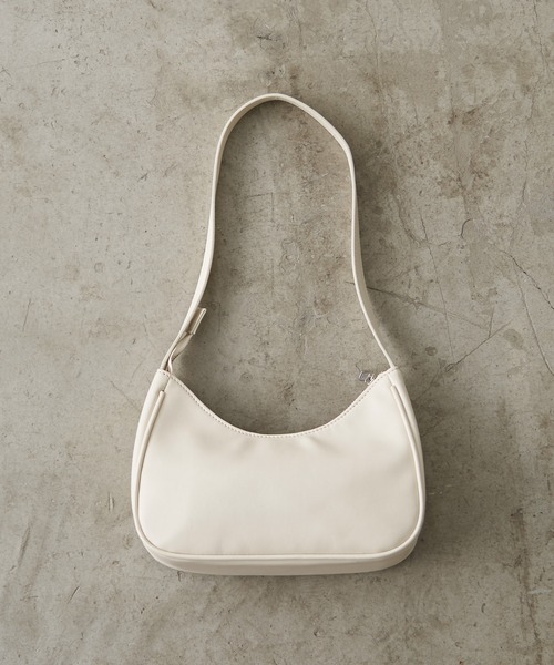 OLIVE des OLIVE(オリーブデオリーブ)の「エンブレム付ホーボーバッグ(ショルダーバッグ・レディース・アイボリー/ブラック・FREE)」の14枚目の写真