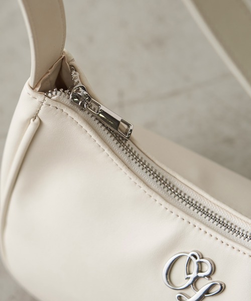 OLIVE des OLIVE(オリーブデオリーブ)の「エンブレム付ホーボーバッグ(ショルダーバッグ・レディース・アイボリー/ブラック・FREE)」の16枚目の写真