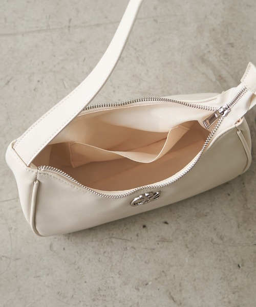 OLIVE des OLIVE(オリーブデオリーブ)の「エンブレム付ホーボーバッグ(ショルダーバッグ・レディース・アイボリー/ブラック・FREE)」の17枚目の写真