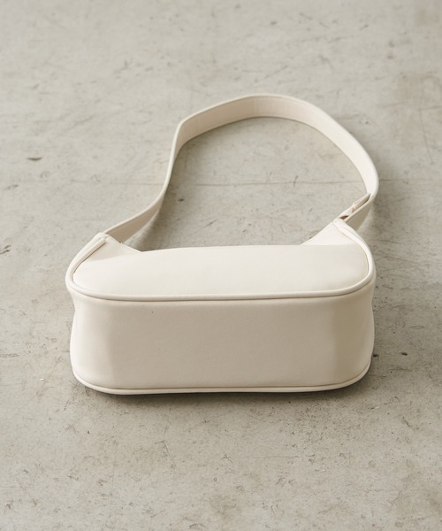 OLIVE des OLIVE(オリーブデオリーブ)の「エンブレム付ホーボーバッグ(ショルダーバッグ・レディース・アイボリー/ブラック・FREE)」の18枚目の写真