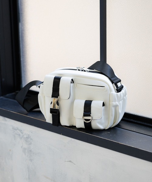 LAKOLE（ラコレ）の「スクエアポケットミニショルダーバッグ / 995563（ショルダーバッグ・レディース・シルバー/オフホワイト/ブラック・FREE）」の2枚目の写真