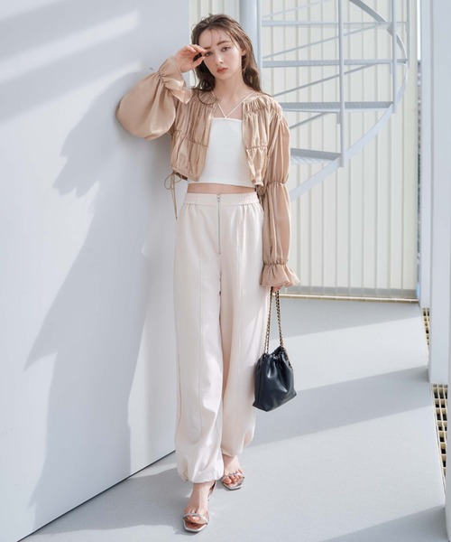 archives(アルシーヴ)の「2wayシャーリングドロストブラウス(シャツ/ブラウス・レディース・オフホワイト/ブルーグレー/ベージュ・MEDIUM)」の10枚目の写真