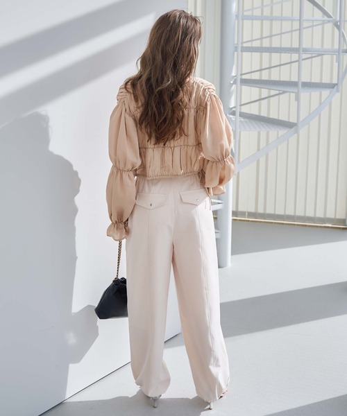 archives(アルシーヴ)の「2wayシャーリングドロストブラウス(シャツ/ブラウス・レディース・オフホワイト/ブルーグレー/ベージュ・MEDIUM)」の13枚目の写真