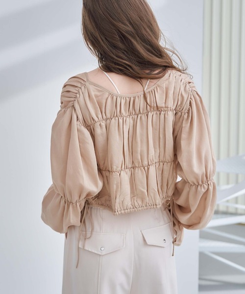 archives(アルシーヴ)の「2wayシャーリングドロストブラウス(シャツ/ブラウス・レディース・オフホワイト/ブルーグレー/ベージュ・MEDIUM)」の7枚目の写真