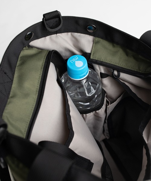 KiU(キウ)の「大容量マルチパーパス3WAYトートバッグ(18L)(トートバッグ・レディース・ベージュ/ブラック/カーキ・FREE)」の14枚目の写真