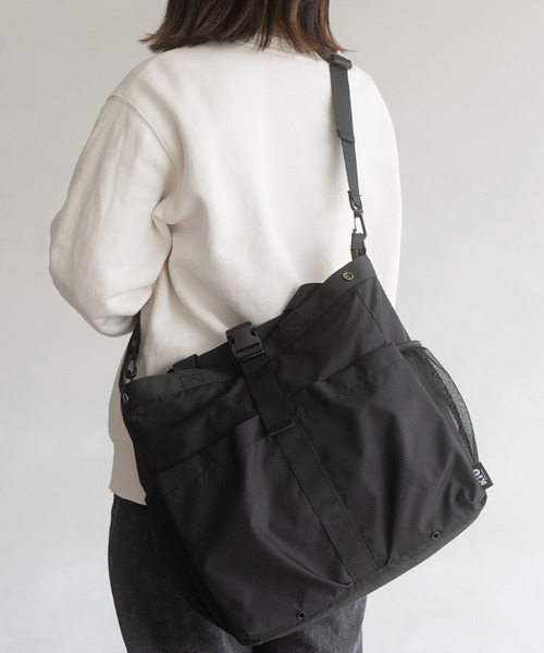 KiU(キウ)の「大容量マルチパーパス3WAYトートバッグ(18L)(トートバッグ・レディース・ベージュ/ブラック/カーキ・FREE)」の6枚目の写真