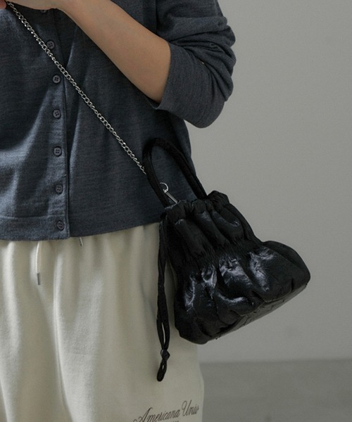 SALON adam et rope'（サロン アダム エ ロペ）の「2WAYベロアサテンギャザーバケットミニバッグ（ショルダーバッグ・レディース・マスタード/ブラック/カーキ・FREE）」の2枚目の写真