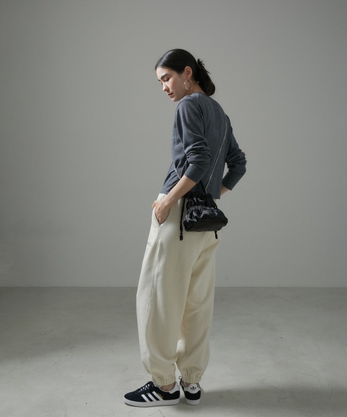 SALON adam et rope'（サロン アダム エ ロペ）の「2WAYベロアサテンギャザーバケットミニバッグ（ショルダーバッグ・レディース・マスタード/ブラック/カーキ・FREE）」の7枚目の写真