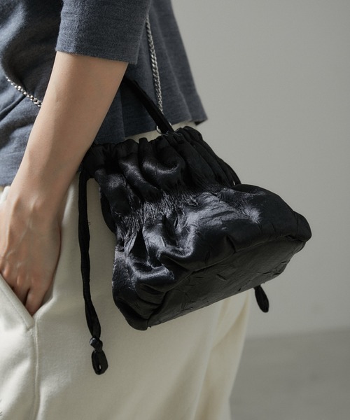 SALON adam et rope'（サロン アダム エ ロペ）の「2WAYベロアサテンギャザーバケットミニバッグ（ショルダーバッグ・レディース・マスタード/ブラック/カーキ・FREE）」の8枚目の写真