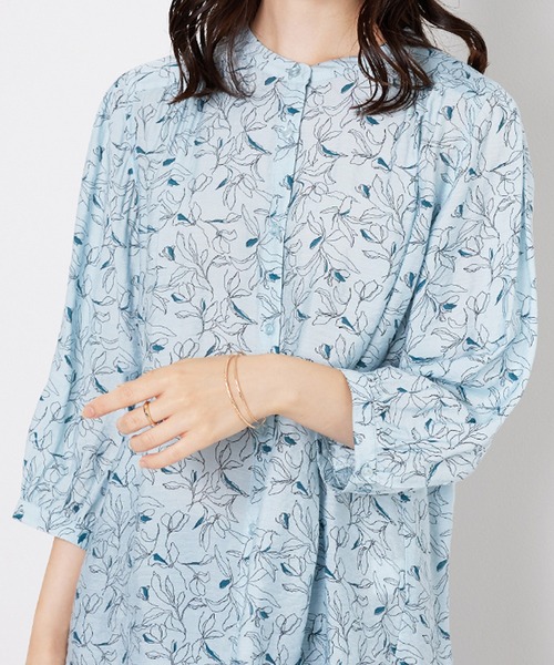 BELLUNA PLUS(ベルーナ)の「花柄プリントギャザー使いブラウス(シャツ/ブラウス・レディース・アイボリー系/ブルー系・X-LARGE/LARGE/MEDIUM)」の2枚目の写真