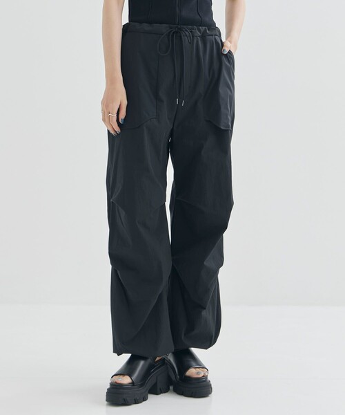 FEMMENT（ファモン）の「【FEMMENT/ファモン】《STUDIOUS別注》パラシュートパンツ（その他パンツ・レディース・ブラウン/ホワイト/ブラック・1/2）」の3枚目の写真