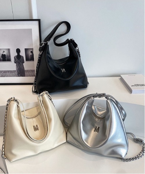 gossip!ロサンゼルス(ゴシップロサンゼルス)の「3wayトートバッグ/ショルダーバッグ/リュックサック/ A4収納可能(トートバッグ・レディース・オフホワイト/シルバー/ブラック・FREE)」の5枚目の写真