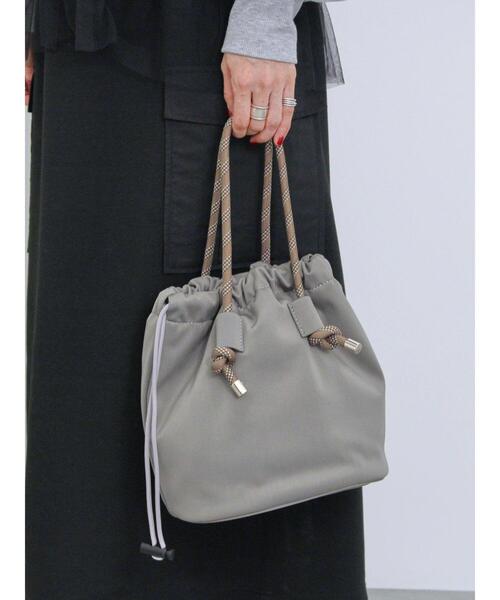 Samansa Mos2 blue(サマンサモスモスブルー)の「ネオプレーンドローコード付バッグ(ハンドバッグ・レディース・グレー/ブラック/シルバーグレー・F)」の4枚目の写真