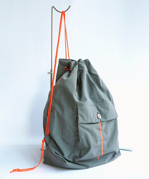 sneeuw（スニュウ）の「ラインナップザック（バックパック/リュック・レディース・オレンジ/グレー・ONESIZE）」の2枚目の写真