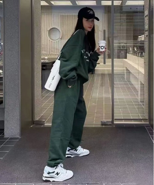gossip！ロサンゼルス（ゴシップロサンゼルス）の「ビッグシルエットクルースウェット＆スウェットワイドパンツ ルームウェア セットアップ（ルームウェア/パジャマ・レディース・カーキ・M/L/XL）」の4枚目の写真