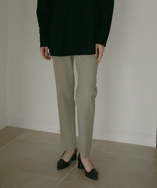 MANOF(マノフ)の「SLIM TAPERED PANTS(スラックス・レディース・ブラック/ベージュ・M/S)」の2枚目の写真