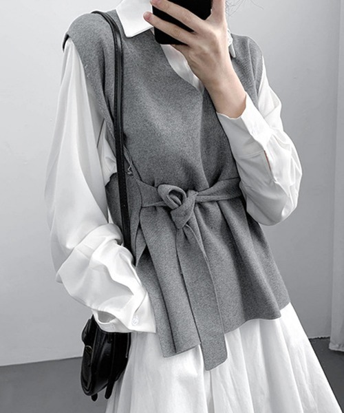 Miniministore（ミニミニストア）の「ベルト付きニットベストニットジレVネック（ベスト・レディース・アイボリー/オリーブ/テラコッタ/ブラック/グレー/ネイビー・FREE）」の4枚目の写真