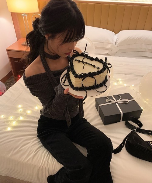 anyonemore（エニワンモア）の「オフショルダーシャーリング縦リブニット+マフラーセット（ニット/セーター・レディース・チャコール・FREE）」の8枚目の写真