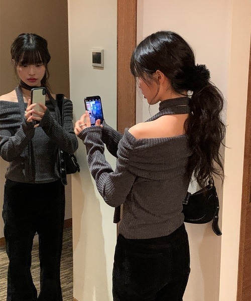 anyonemore（エニワンモア）の「オフショルダーシャーリング縦リブニット+マフラーセット（ニット/セーター・レディース・チャコール・FREE）」の7枚目の写真