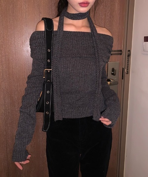 anyonemore（エニワンモア）の「オフショルダーシャーリング縦リブニット+マフラーセット（ニット/セーター・レディース・チャコール・FREE）」の4枚目の写真