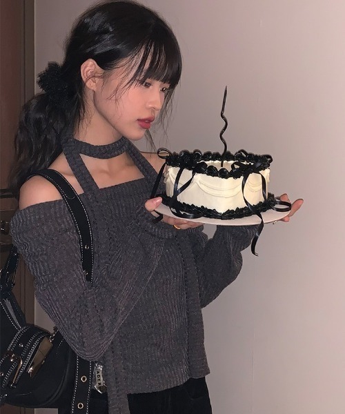 anyonemore（エニワンモア）の「オフショルダーシャーリング縦リブニット+マフラーセット（ニット/セーター・レディース・チャコール・FREE）」の6枚目の写真