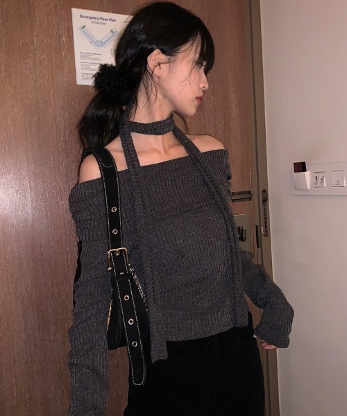 anyonemore（エニワンモア）の「オフショルダーシャーリング縦リブニット+マフラーセット（ニット/セーター・レディース・チャコール・FREE）」の5枚目の写真