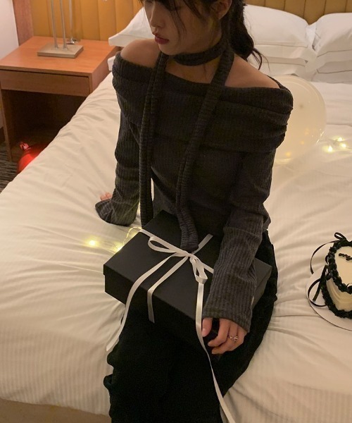 anyonemore（エニワンモア）の「オフショルダーシャーリング縦リブニット+マフラーセット（ニット/セーター・レディース・チャコール・FREE）」の9枚目の写真