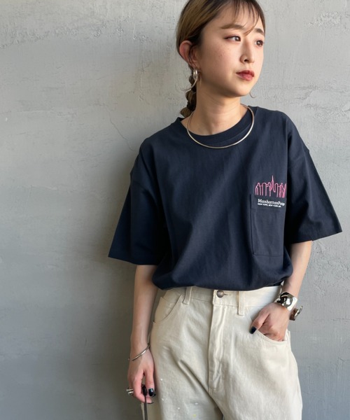 Manhattan Portage（マンハッタンポーテージ）の「[MANHATTAN PORTAGE/マンハッタンポーテージ] 別注 ポケット刺繍 バックプリントTシャツ（Tシャツ/カットソー・レディース・ブラック/ネイビー/ピンク/ホワイト・XL/L/M/S）」の3枚目の写真