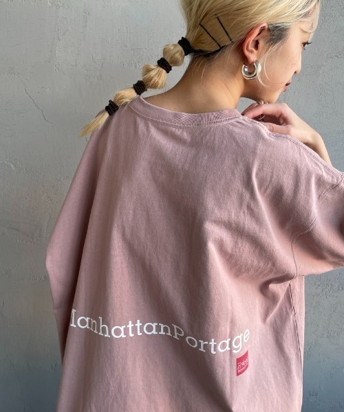 Manhattan Portage（マンハッタンポーテージ）の「[MANHATTAN PORTAGE/マンハッタンポーテージ] 別注 ポケット刺繍 バックプリントTシャツ（Tシャツ/カットソー・レディース・ブラック/ネイビー/ピンク/ホワイト・XL/L/M/S）」の4枚目の写真