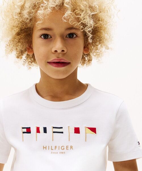 TOMMY HILFIGER（トミーヒルフィガー）の「BOYS マルチフラッグエンブロイダリーレギュラーTシャツ（Tシャツ/カットソー・キッズ・ホワイト/ブルー・160cm/130cm/150cm/140cm）」の4枚目の写真