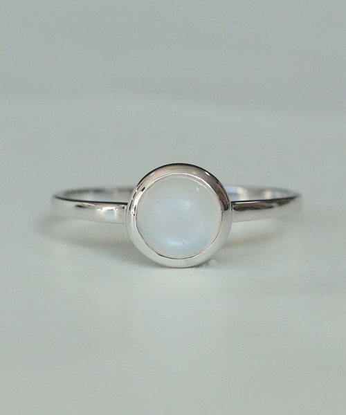 NOIR DE POUPEE（ノワールドプーペ）の「【WEB限定】天然石ラウンドカボションリング（リング・レディース・イエロー系その他/ブラック/パープル/ブラック系その他/レッド/ホワイト/イエロー/レッド系その他/ホワイト系その他/パープル系その他・#9/#11/#13/#15）」の2枚目の写真