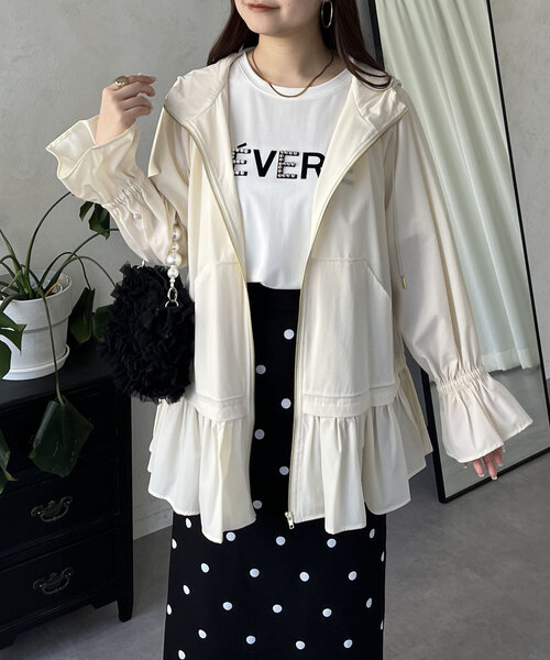 prose verse（プロズヴェール）の「【UVカット】裾フリルキャンディスリーブマウンテンパーカー（ブルゾン・レディース・アイボリー/ブラック・LARGE/MEDIUM）」の5枚目の写真