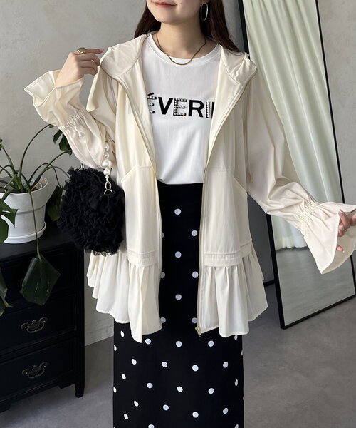 prose verse（プロズヴェール）の「【UVカット】裾フリルキャンディスリーブマウンテンパーカー（ブルゾン・レディース・アイボリー/ブラック・LARGE/MEDIUM）」の6枚目の写真