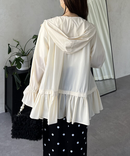 prose verse（プロズヴェール）の「【UVカット】裾フリルキャンディスリーブマウンテンパーカー（ブルゾン・レディース・アイボリー/ブラック・LARGE/MEDIUM）」の10枚目の写真