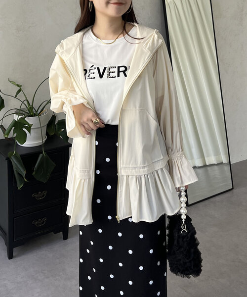 prose verse（プロズヴェール）の「【UVカット】裾フリルキャンディスリーブマウンテンパーカー（ブルゾン・レディース・アイボリー/ブラック・LARGE/MEDIUM）」の13枚目の写真