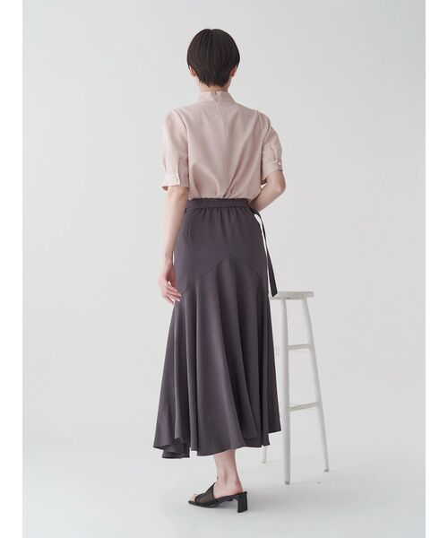 TONAL（トーナル）の「ベルト付ドレープマーメイドスカート（スカート・レディース・チャコールグレー/ベージュ/オフホワイト・SMALL/MEDIUM）」の5枚目の写真