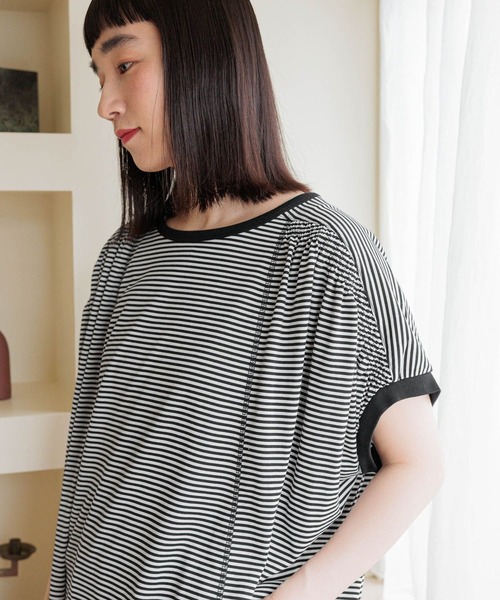 niko and...(ニコアンド)の「袖シャーリングひんやりプルオーバー(Tシャツ/カットソー・レディース・オフホワイト/ホワイト/ブラック・MEDIUM/LARGE)」の1枚目の写真