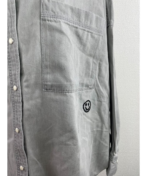 WORLD WIDE LOVE!（ワールドワイドラブ）の「デッドスマイルオーバーシャツ（シャツ/ブラウス・レディース・ブラック/ライトグレー・1）」の11枚目の写真