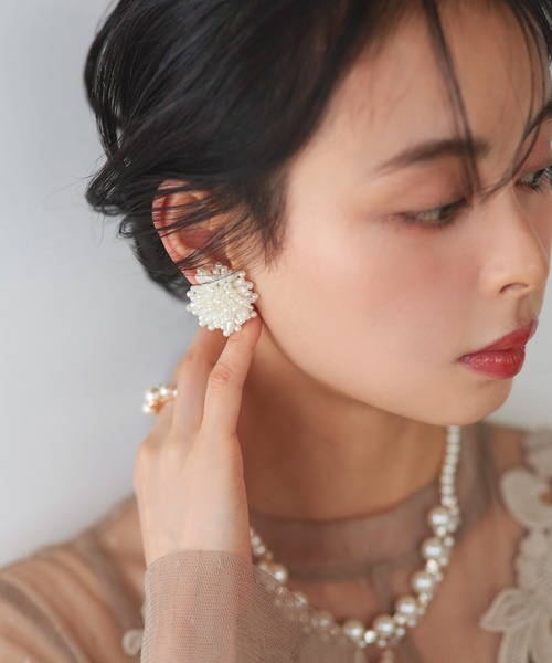 RUIRUE BOUTIQUE(ルイルエブティック)の「フラワー パール ビーズ イヤリング | レディース 結婚式 パーティードレス セレモニー お呼ばれ 華やか 上品 オケージョン お花 フラワーモチーフ アクセサリー(イヤリング・レディース・ホワイト・FREE)」の3枚目の写真