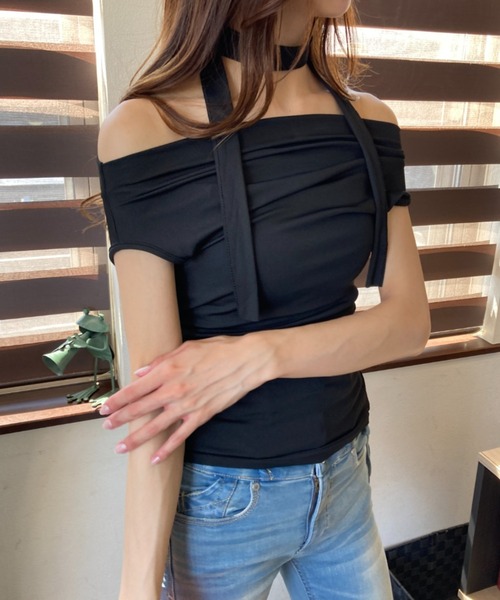 tolene(トレネ)の「2WAY ストール ギャザー オフショルダートップス(Tシャツ/カットソー・レディース・ホワイト/ブラック・FREE)」の4枚目の写真