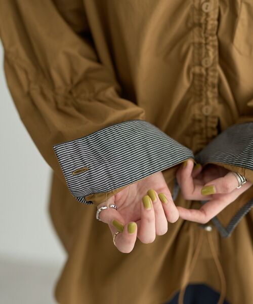 Editt by YECCA VECCA（エディットバイイェッカヴェッカ）の「ドロストデザインギャザーシャツ（シャツ/ブラウス・レディース・ストライプ/キャメル/グリーン・FREE）」の10枚目の写真