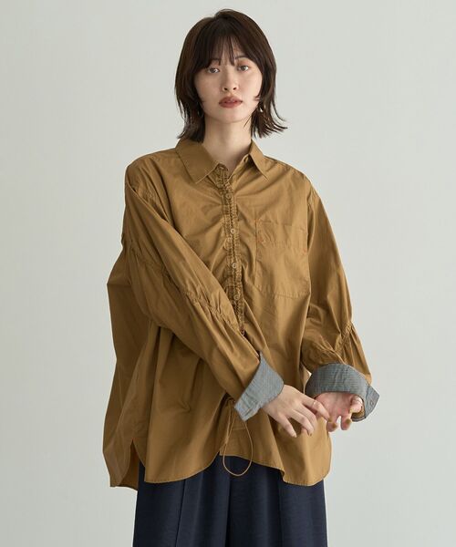 Editt by YECCA VECCA（エディットバイイェッカヴェッカ）の「ドロストデザインギャザーシャツ（シャツ/ブラウス・レディース・ストライプ/キャメル/グリーン・FREE）」の3枚目の写真