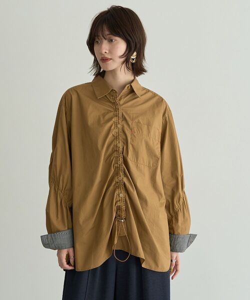 Editt by YECCA VECCA（エディットバイイェッカヴェッカ）の「ドロストデザインギャザーシャツ（シャツ/ブラウス・レディース・ストライプ/キャメル/グリーン・FREE）」の4枚目の写真