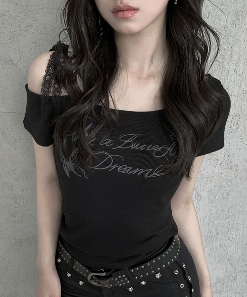 VEILA(ヴェイラ)の「バタフライプリント レースストラップ付きオフショルトップス(Tシャツ/カットソー・レディース・ブラック/グレー・フリー)」の2枚目の写真
