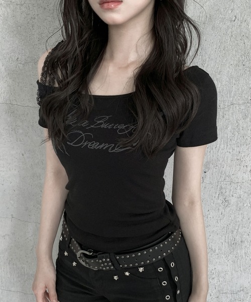 VEILA(ヴェイラ)の「バタフライプリント レースストラップ付きオフショルトップス(Tシャツ/カットソー・レディース・ブラック/グレー・フリー)」の3枚目の写真